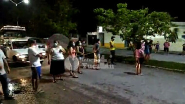 Vecinos bloquean la Av. Fidel Velázquez en protesta contra la CFE (video)