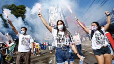 Brasil supera 500 mil muertes por Covid-19 y ciudadanos salen a protestar