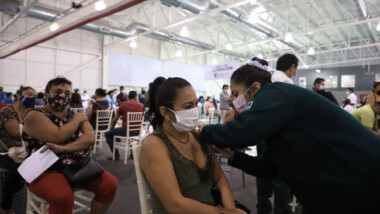 Más de 74 mil ‘chavorrucos’ se vacunaron contra la covid