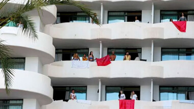 “Macrobrote” y polémica en España: hay cientos de jóvenes confinados en un hotel tras contagiarse de COVID-19 en pleno viaje de fin de curso