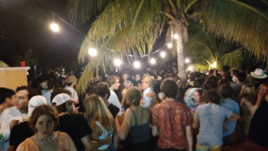 Clausuran ‘beach party’ con 300 personas en Yucatán (video)