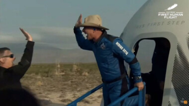 Histórico: Jeff Bezos realizó con éxito el primer vuelo al espacio con la nave New Shepard