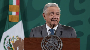 Tercera ola de COVID no debe impedir regreso a clases presenciales, dice López Obrador