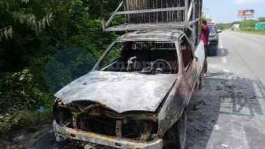 Se incendia camioneta en la Mérida-Chicxulub