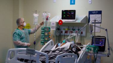 COVID-19 se ‘intensifica’: aumentan infecciones y decesos en el mundo
