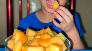 El IMSS recomienda refrigerios saludables para proteger la salud de niñas y niños