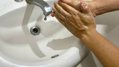 Exhortan a vacunados a mantener medidas para prevenir el COVID-19