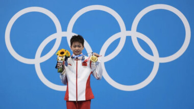 Quan Hongchan gana el oro en Tokyo con clavados perfectos