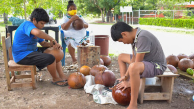 Mujer yucateca se gana la vida con la venta de Jícaras y leks