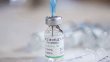 Cofepris emite autorización para uso de emergencia de vacuna Sinopharm contra covid-19