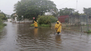 Fuerte lluvia inunda calles de Mérida