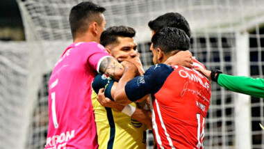 ¡Sin sanción de por medio, jugadores de Chivas se burlan de agresión a Henry Martín!