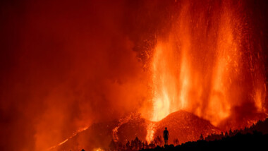 En España, desalojan a más de 5 mil por erupción de volcán en La Palma