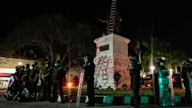 Protestan y pintan monumento a los Montejo