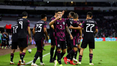México sufre para rescatar el empate contra Canadá