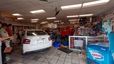 Entra al Oxxo con todo y auto