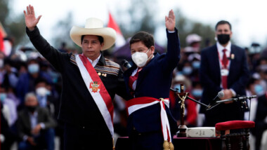A dos meses de asumir, el presidente de Perú acepta la renuncia de todo su gabinete