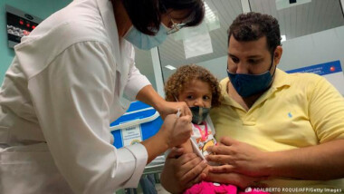 Los efectos secundarios de la vacuna de covid-19 en niños de 5 a 11 años son ‘leves’, según investigador