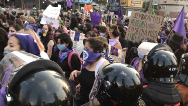 Mil 500 personas participan en Marcha 25N; hay 17 lesionadas