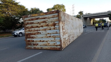 Cae caja de trailer en la Mérida-Progreso (video)