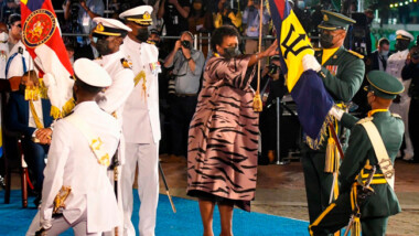 Barbados renuncia a Isabel II como reina y se convierte oficialmente en una república