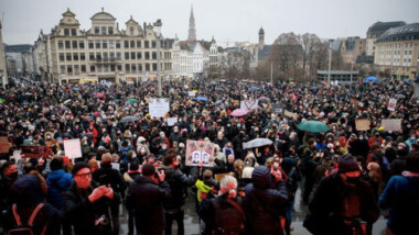 Bélgica cierra cines, salas, teatros y estadios por Covid-19, entre protestas
