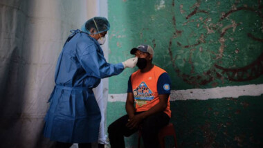 COVID-19 en México: suman 2,695 nuevos casos y 262 muertes adicionales