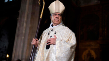 Renuncia arzobispo de París tras admitir relación con una mujer