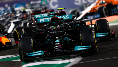 Lewis Hamilton se lleva el Gran Premio de Arabia Saudita; Checo Pérez quedó fuera
