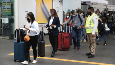 Cancelan decenas de vuelos en AICM por contagios de personal de aerolíneas
