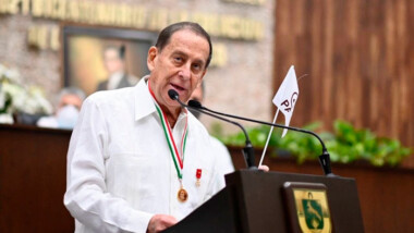 Recibe Manuel Díaz Rubio la medalla “Héctor Victoria Aguilar”