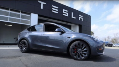 Tesla retira casi medio millón de autos por problemas de seguridad