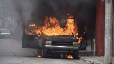 Se quema camioneta en Motul