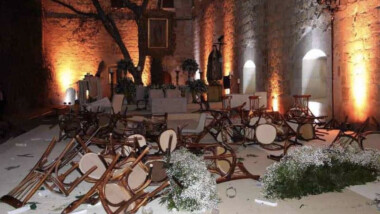 Maestros de la SNTE irrumpen en el jardín de la boda de Elba Esther; destrozan mobiliario