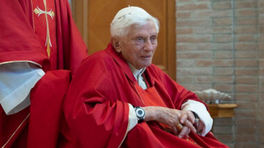 Benedicto XVI pide perdón a víctimas de abusos y lamenta que le llamen “mentiroso” por su “despiste