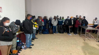 Rescatan a más de 300 migrantes hacinados dentro de un tráiler en Veracruz