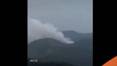 Avión con 132 personas a bordo se estrella en China