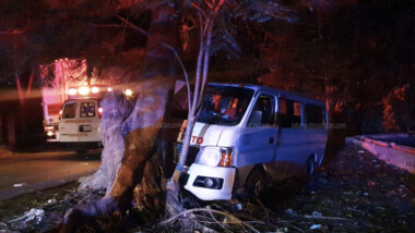 Choca taxi contra un árbol, varios estudiantes lesionados