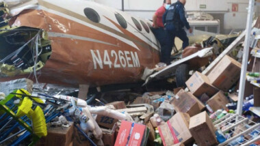 Se desploma avión sobre Aurrerá de Temixco, en Morelos