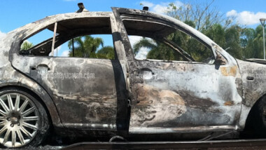 Se quema auto en Ciudad Caucel