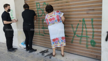Así como marchó en el 8M, restaurantera limpió las pintas de su negocio y refrendó su apoyo a la marea morada