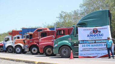 Transportistas bloquean la Mérida-Campeche