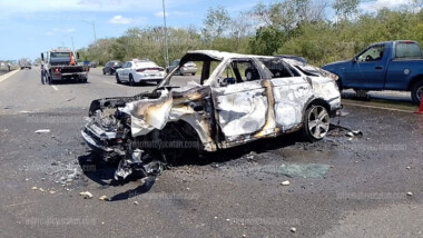 Se incendia lujosa camioneta