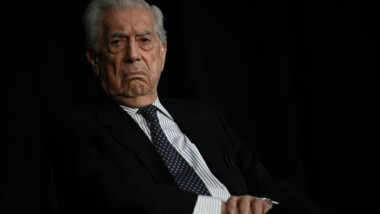Vargas Llosa está hospitalizado por COVID