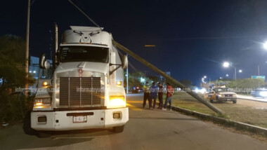 Trailero derriba poste de Teléfonos de México