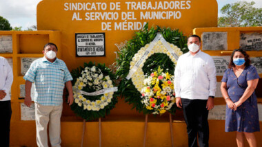 Ofrenda floral por el Día de la Empleada y el Empleado Municipal