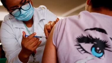 México cerrará ciclo de vacunación contra COVID-19 este mes de abril, revela director del ISSSTE