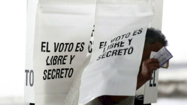 Expertos ven retrocesos en reforma electoral de AMLO; alertan control de autoridades