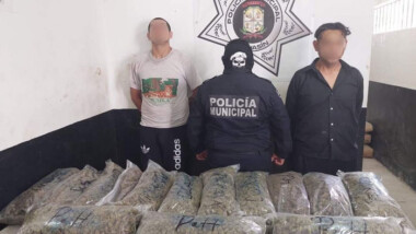 Por agarrarse a golpes en la calle, les descubren 14 kilos de marihuana