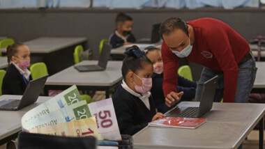 Maestros en México ganan la mitad de lo pagado en EU o Canadá… y enseñan a doble de alumnos